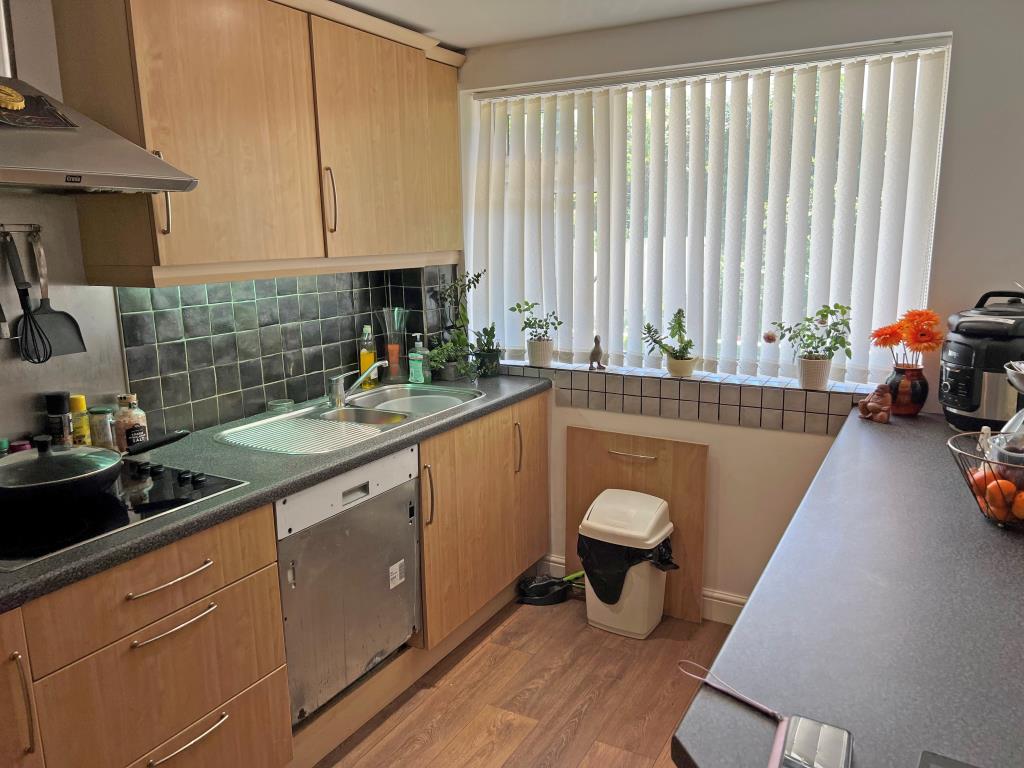 Lot: 108 - VACANT GROUND FLOOR FLAT FOR INVESTMENT OR OCCUPATION - Library Photographs - taken when previously let